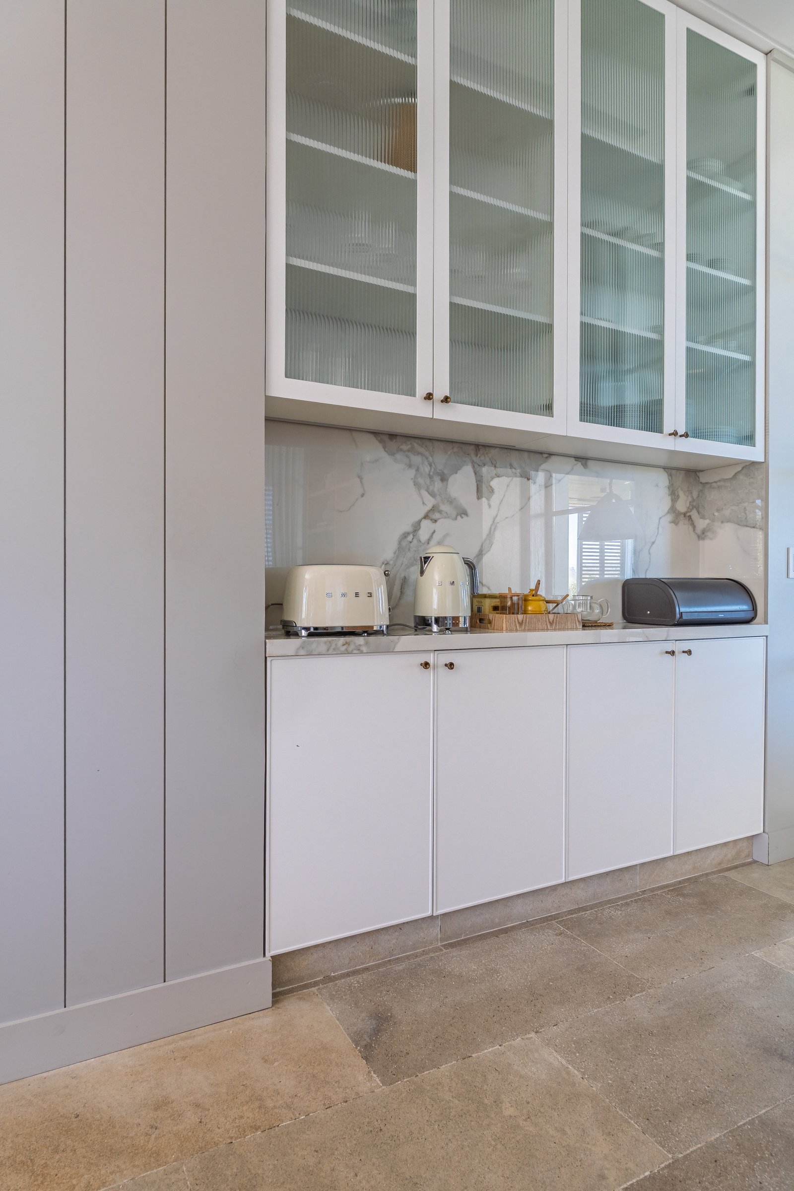 Cocina moderna con muebles blancos y grises, electrodomésticos retro, mármol — proyecto Pilar A, por Josefina Bertora, en Los Cipreses 2