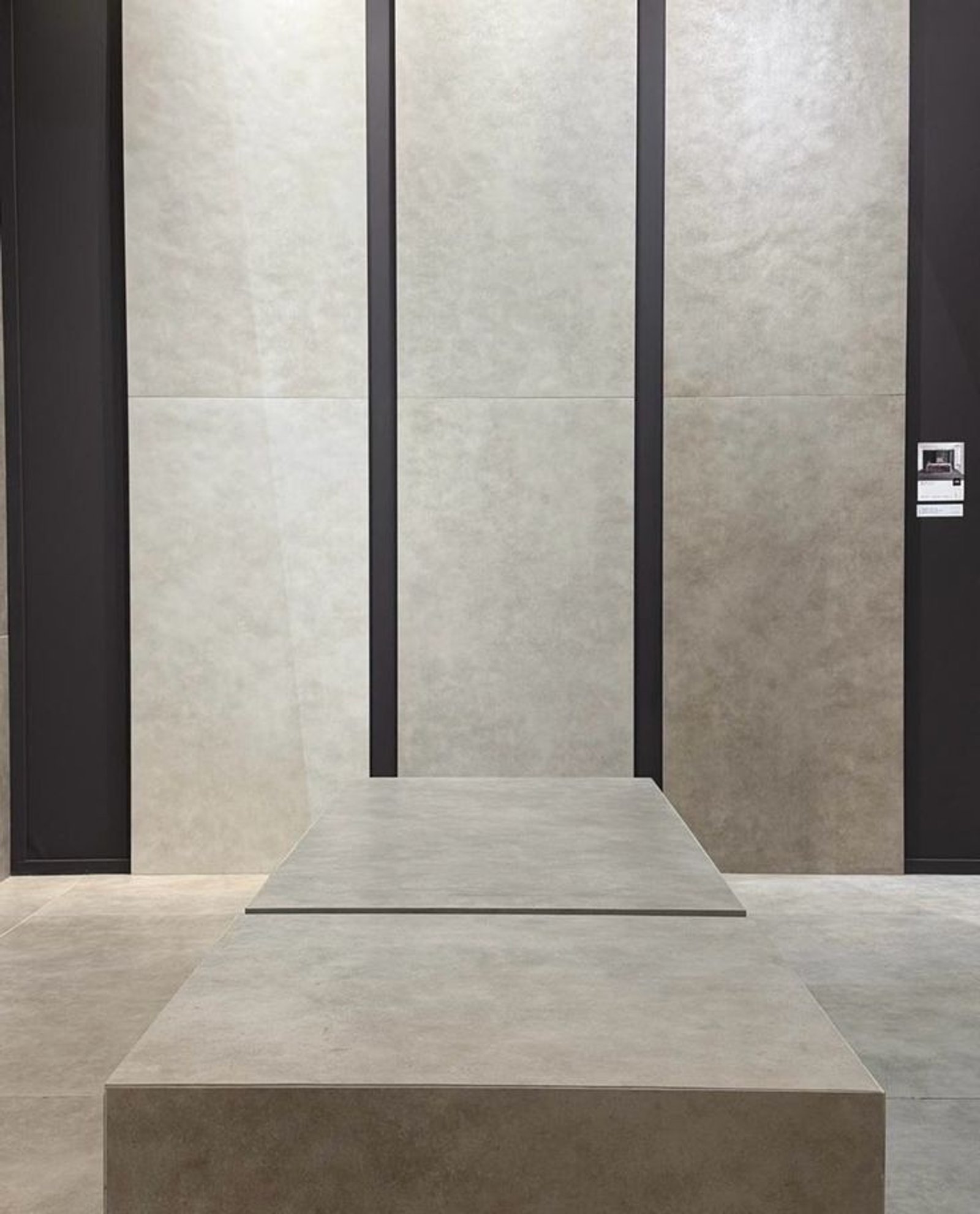 Espacio comercial de revestimientos de cerámica minimalista — proyecto Expo Revestir 2025, por Vite Porcellanato, en São Paulo
