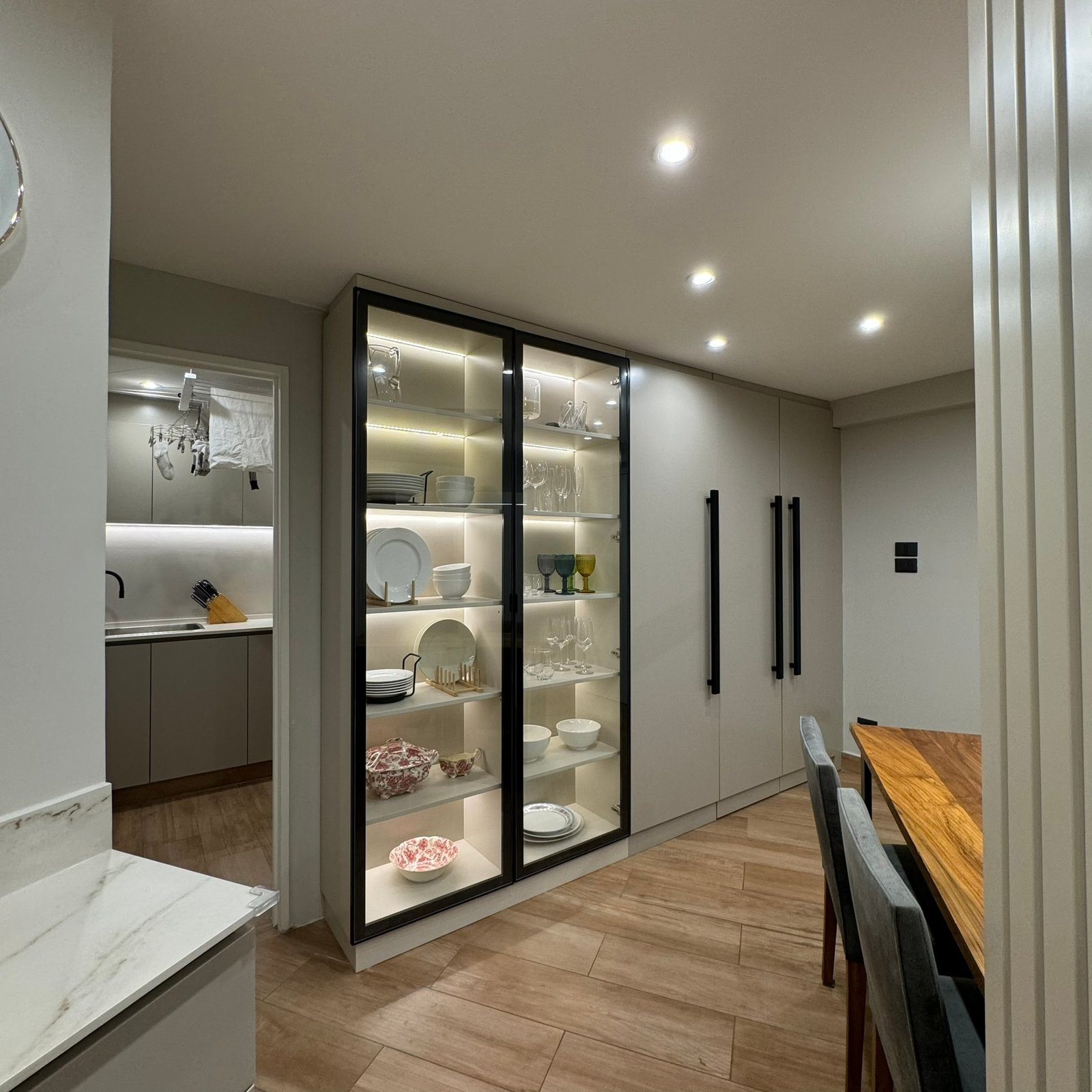 Cozinha moderna com ilha e armário iluminado — projeto Las Heras, por MDBK Arquitectura, em Palermo