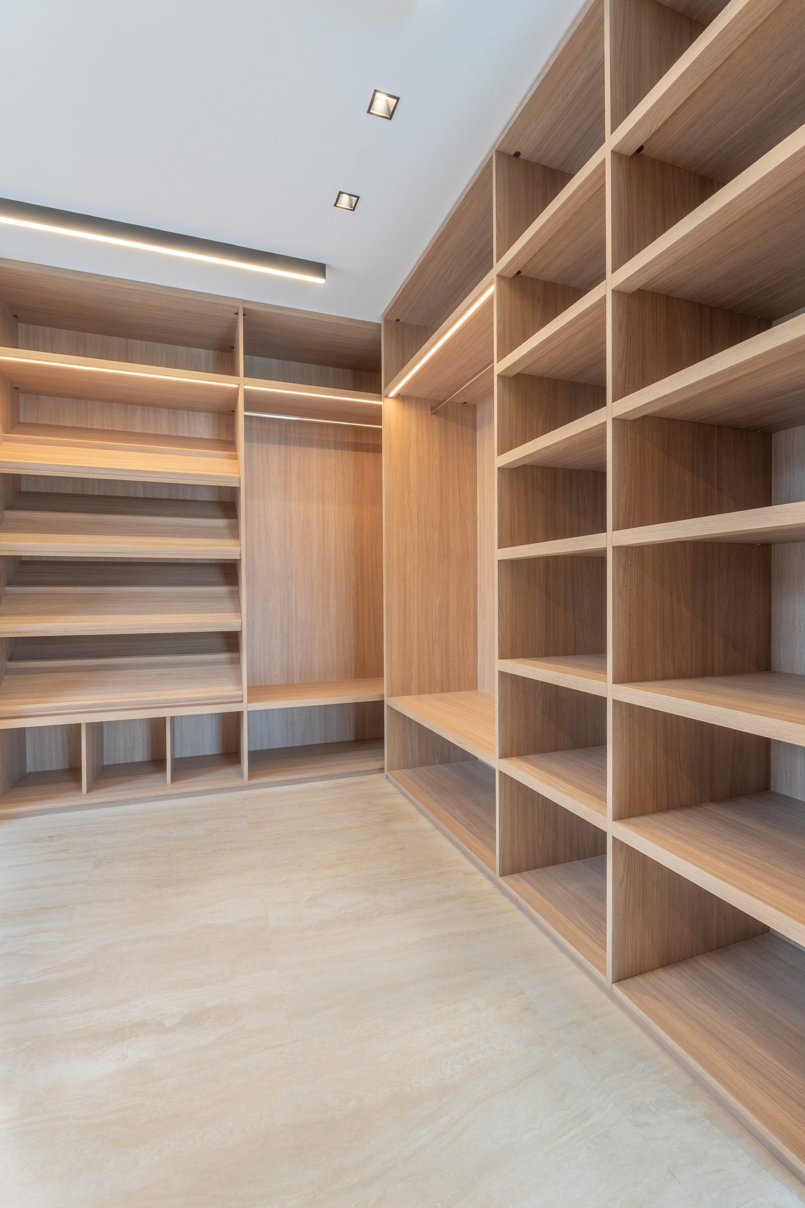 closet moderno e impecável com prateleiras de madeira — projeto Yacht - Estudio CCWay, por ABEJA CONCEPT, em Av. de la Ribera 560