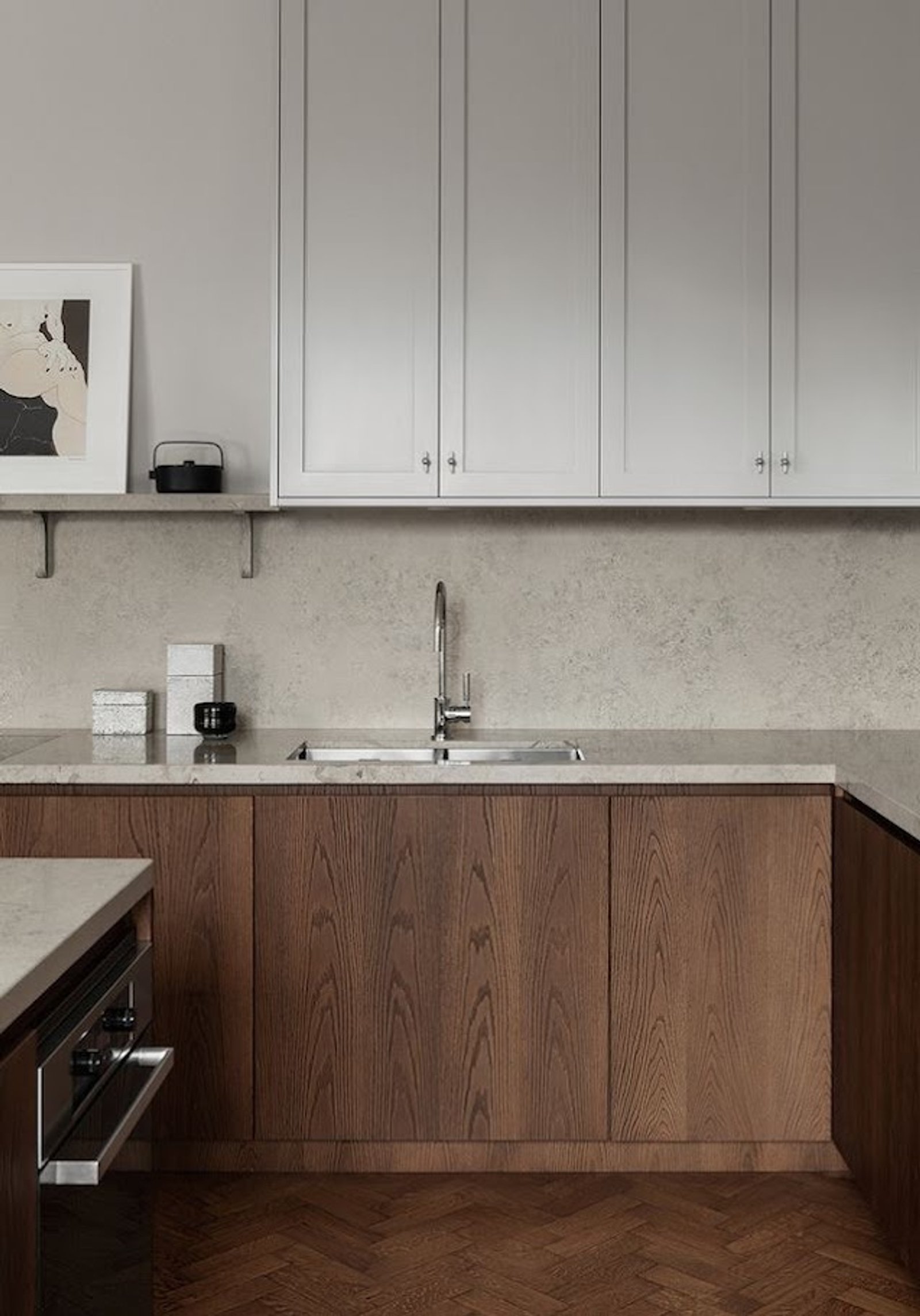 Cocina moderna minimalista con muebles de madera y suelo espiga — proyecto Línea Praga, por Casa Leiro