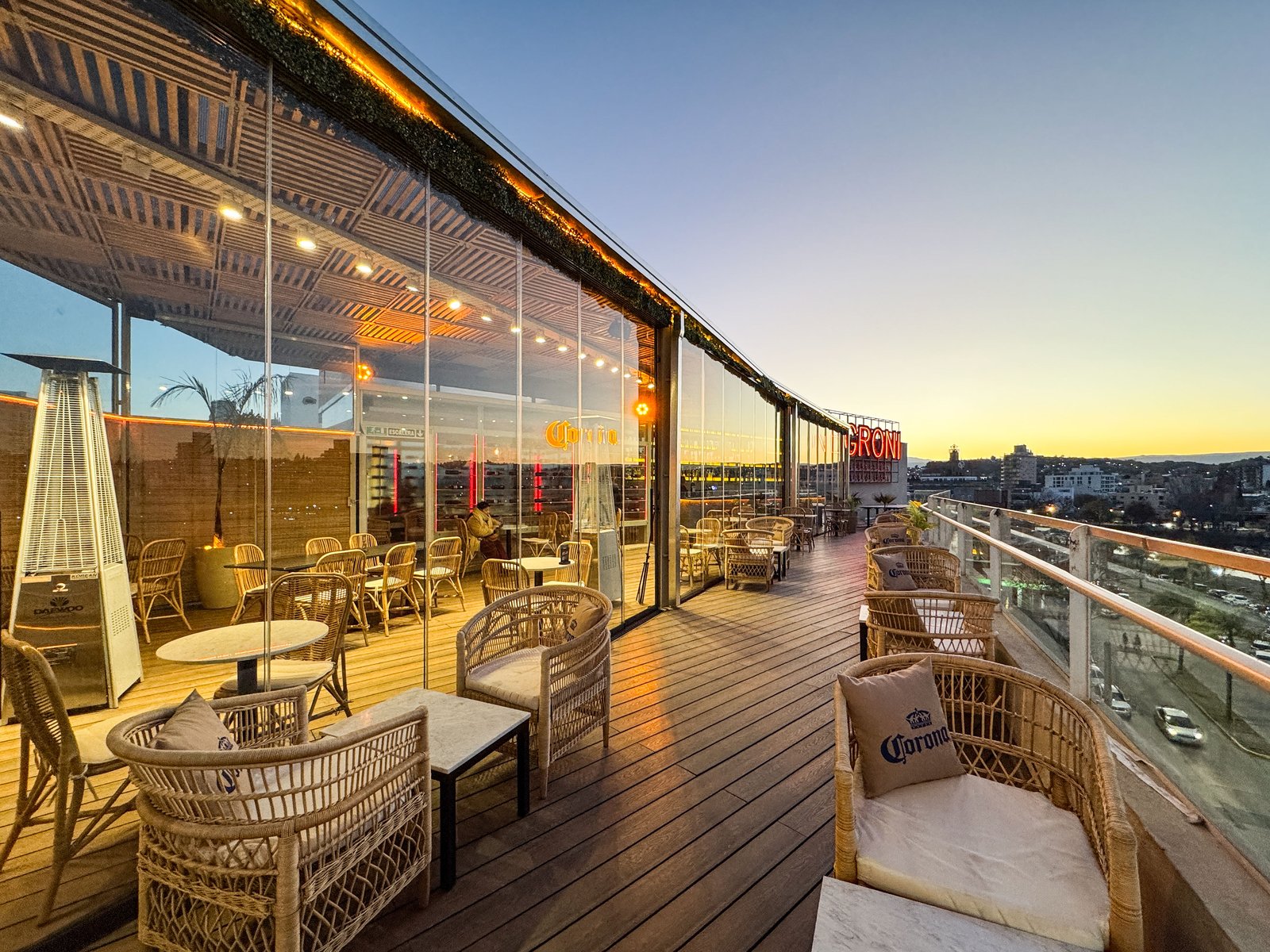 Terraço moderno com fechamento de vidro e vista urbana — projeto NEGRONI SHOPPING WO CARLOS PAZ, por GARCIA RECTA DESIGN, em 25 de diciembre 70 8