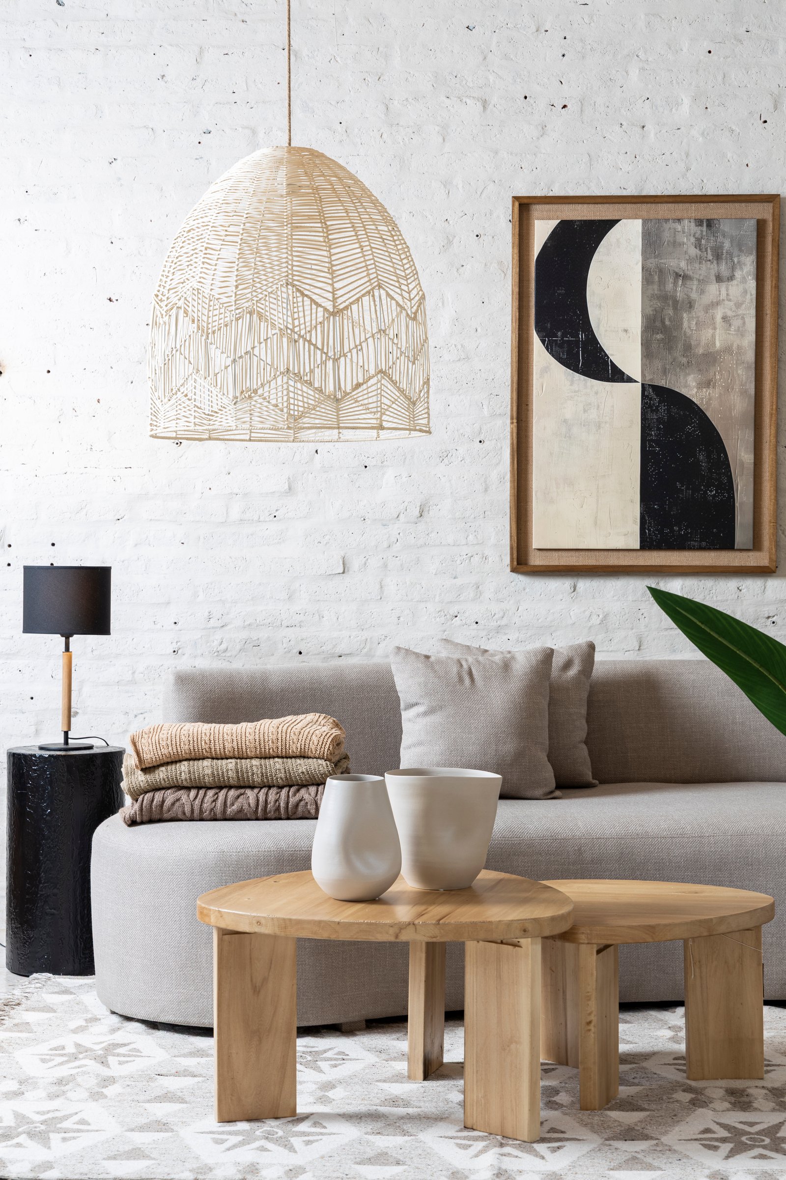 Sala de estar boho-moderna con sofá gris, mesa de madera y lámpara de mimbre — proyecto Styling para DALA deco, por El Marques deco y ambientaciones, en B1648 Tigre