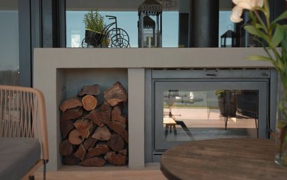 Living moderno con hogar empotrado, piso de madera y ventanal — proyecto Panorama House, por Estudio UFV72, en Belén de Escobar