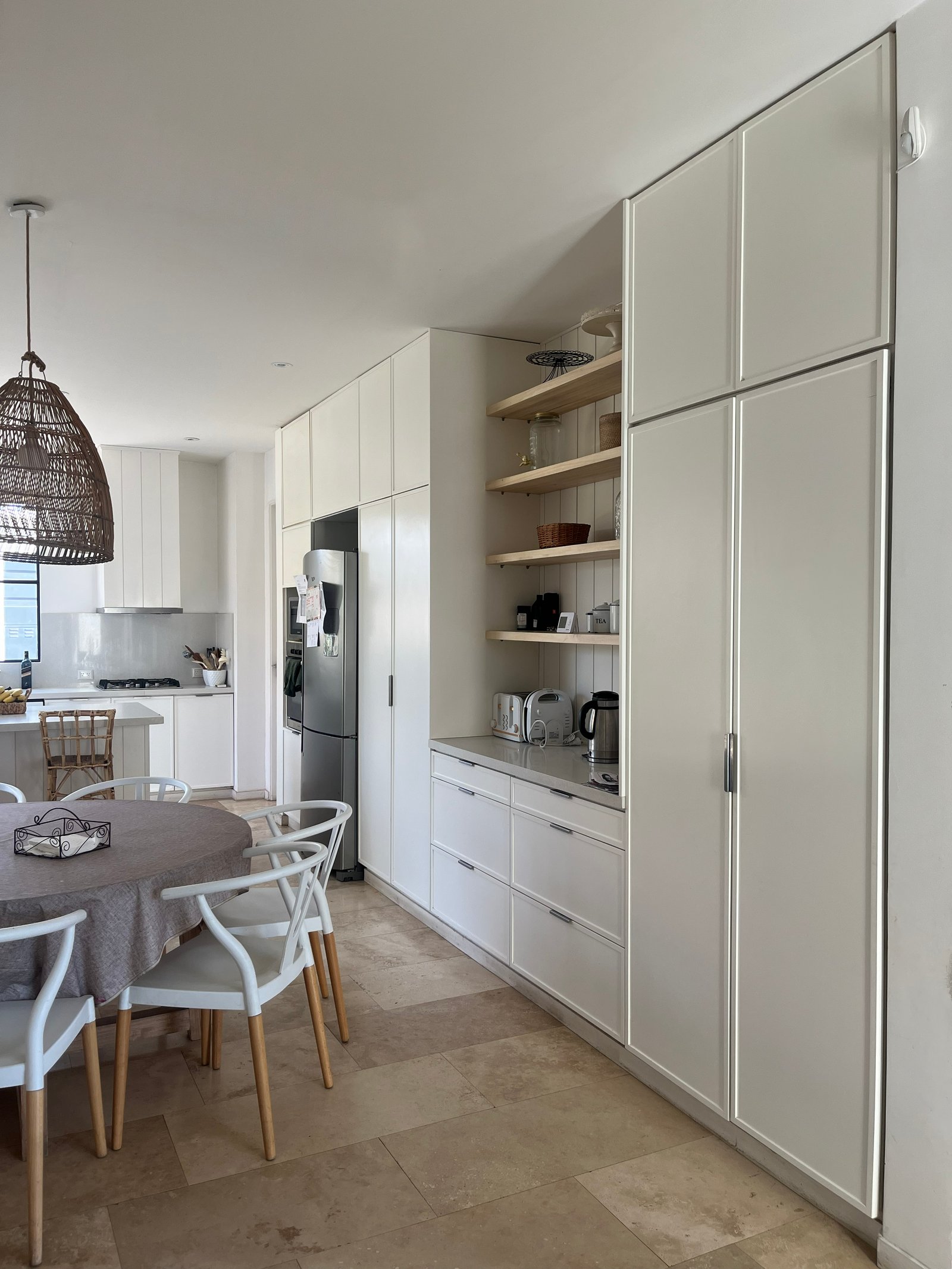 Cocina moderna escandinava con comedor integrado, tonos neutros y materiales naturales — proyecto Casa Montevideo, por R+B arquitectos, en Bella Vista