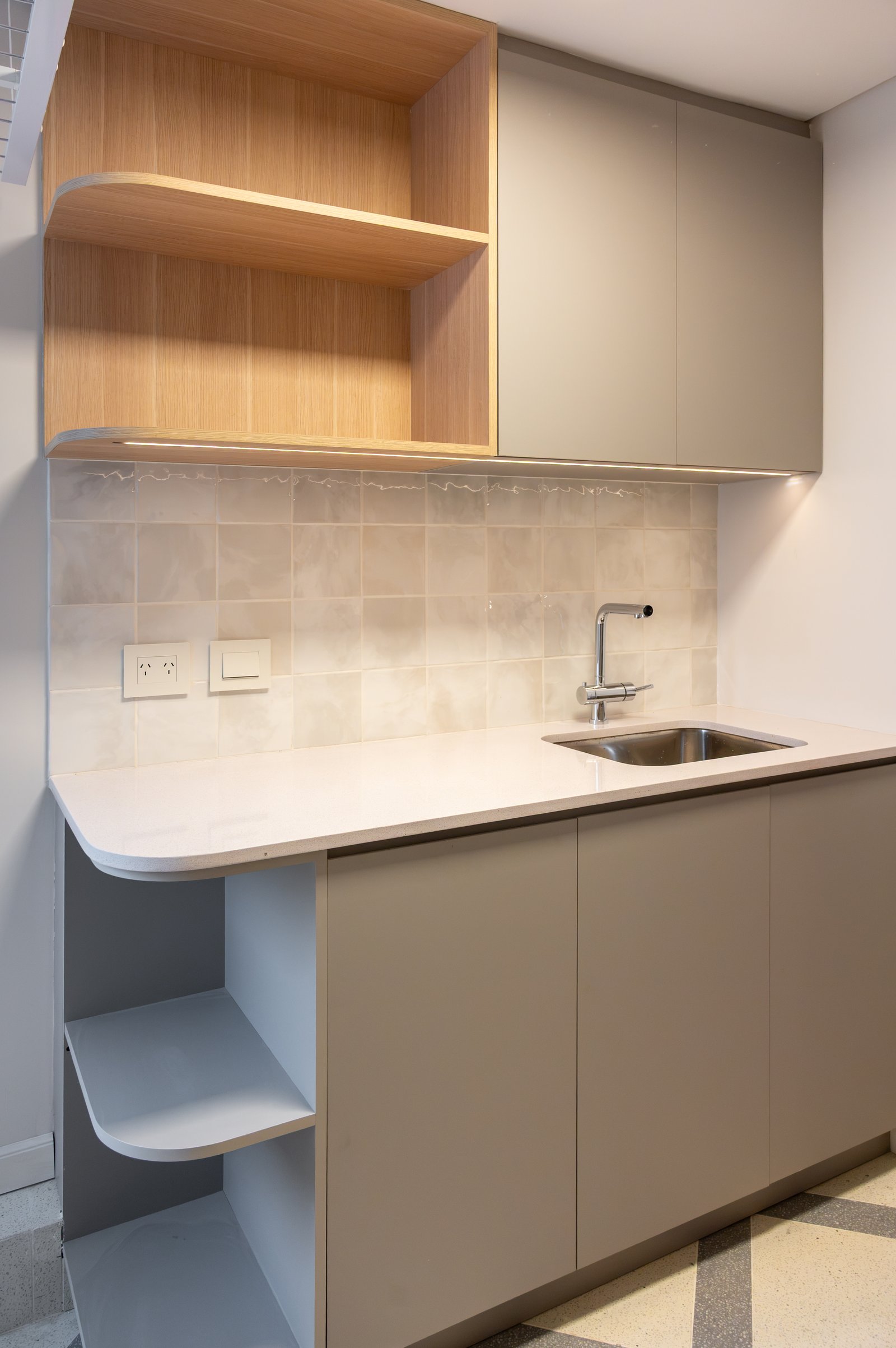 Cozinha moderna com armários de madeira e cinza, bancada de pedra clara — projeto ALVEAR TYM, por AB ARQUITECTURA, em Recoleta