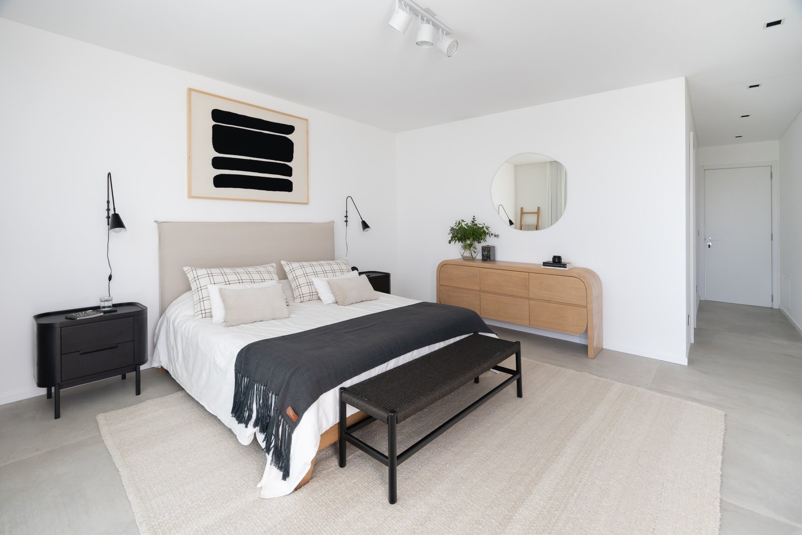 Dormitorio minimalista estilo escandinavo con cama grande y detalles en madera clara — proyecto PROYECTO VISTAS, por July Acosta Home, en Belén de Escobar