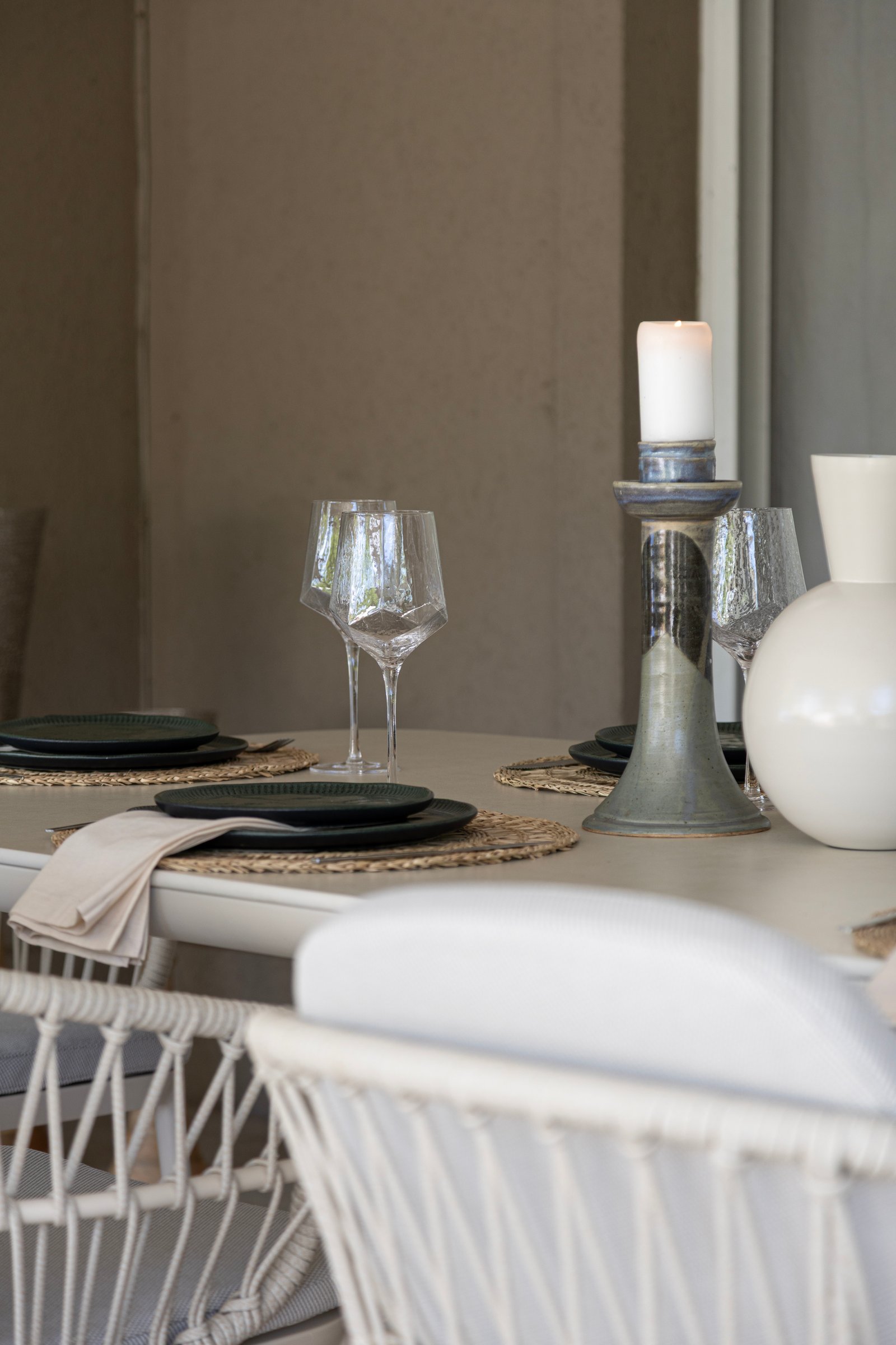 Comedor exterior con sillas de rattan y copas geométricas — proyecto Nuevos diseños de Muebles de Exterior , por DESDE ASIA, en Malabia 1359
