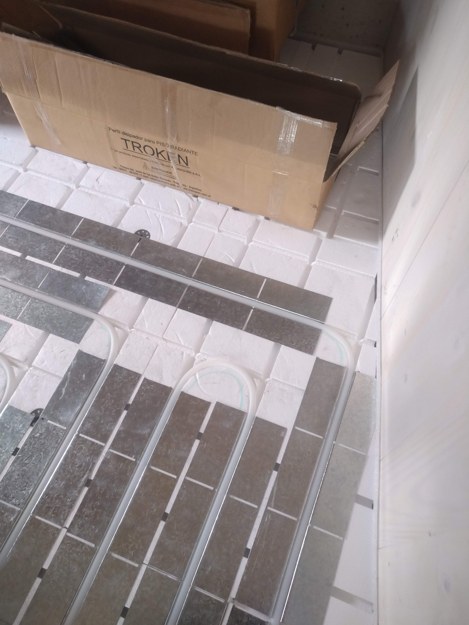 instalación de piso con calefacción radiante — proyecto Vivienda Lago Lolog, por TROKEN, en Neuquén
