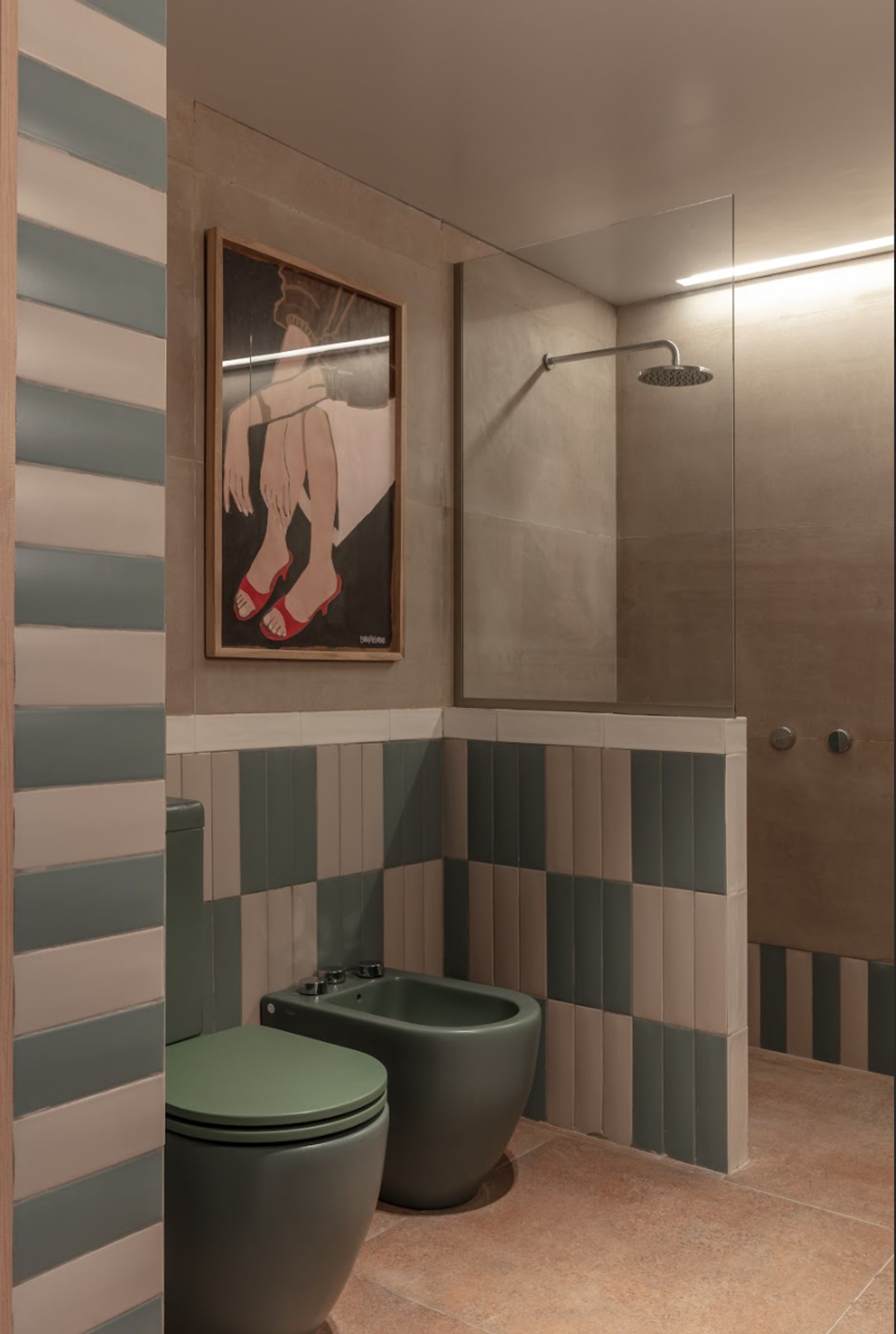 Baño moderno con bidet y inodoro gris, azulejos dameros y arte minimalista — proyecto Sara Plazibat, por San Lorenzo Design, en Cam. de los Remeros 1585