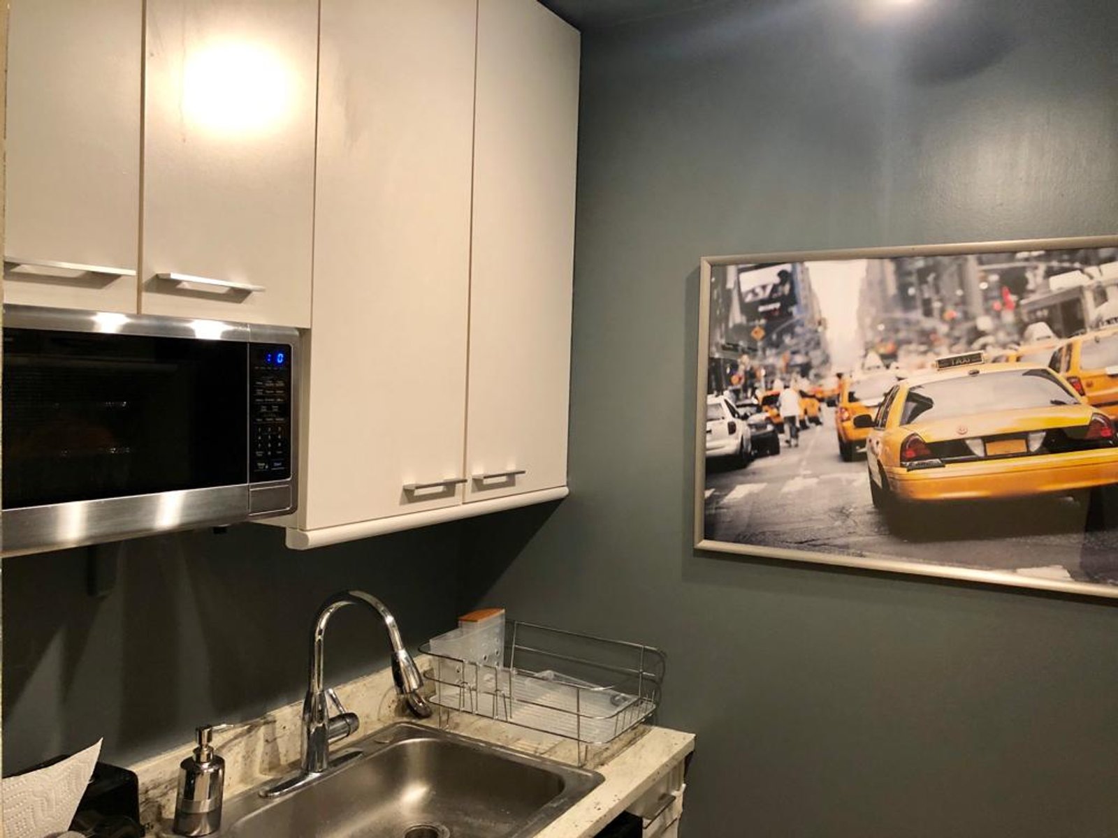 Cocina moderna con obra de arte grande y gabinetes blancos — proyecto Depto NY, por DE DIOS Estudio, en Nueva York
