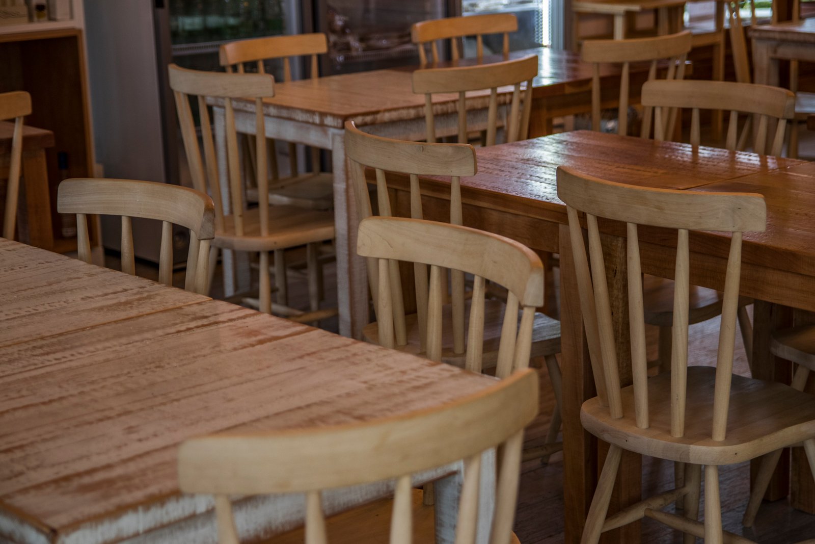 comedor rústico con mesas y sillas de madera clara — proyecto GOOD & GREEN - Almacén Orgánico, por GALPON OSUNA, en Victoria