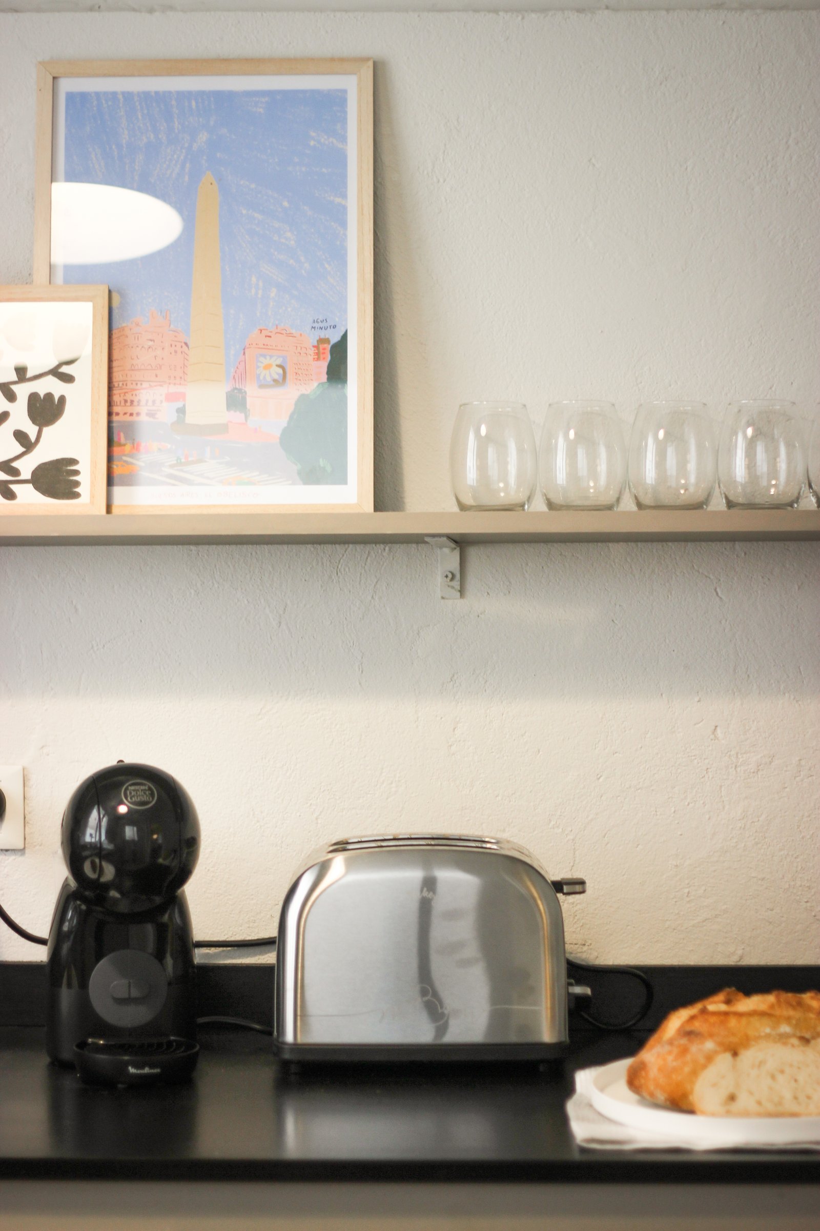 Cocina moderna con cafetera, tostadora y arte en la pared — proyecto Cordoba 1424, por Arq. Lugar, en Cdad. Autónoma de Buenos Aires