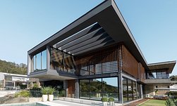 Piscina com cor predominante Turquesa do Projeto Casa M.T. por Ruschel Arquitetura e Urbanism