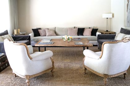 Living moderno con sillones blancos y alfombra de fibras naturales — proyecto GBA 8 2016, por Mesopotamia Ba