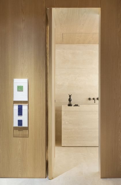 Baño minimalista con mesada de madera y grandes ventanales de luz natural — proyecto PS House, por Studio Ro-ca