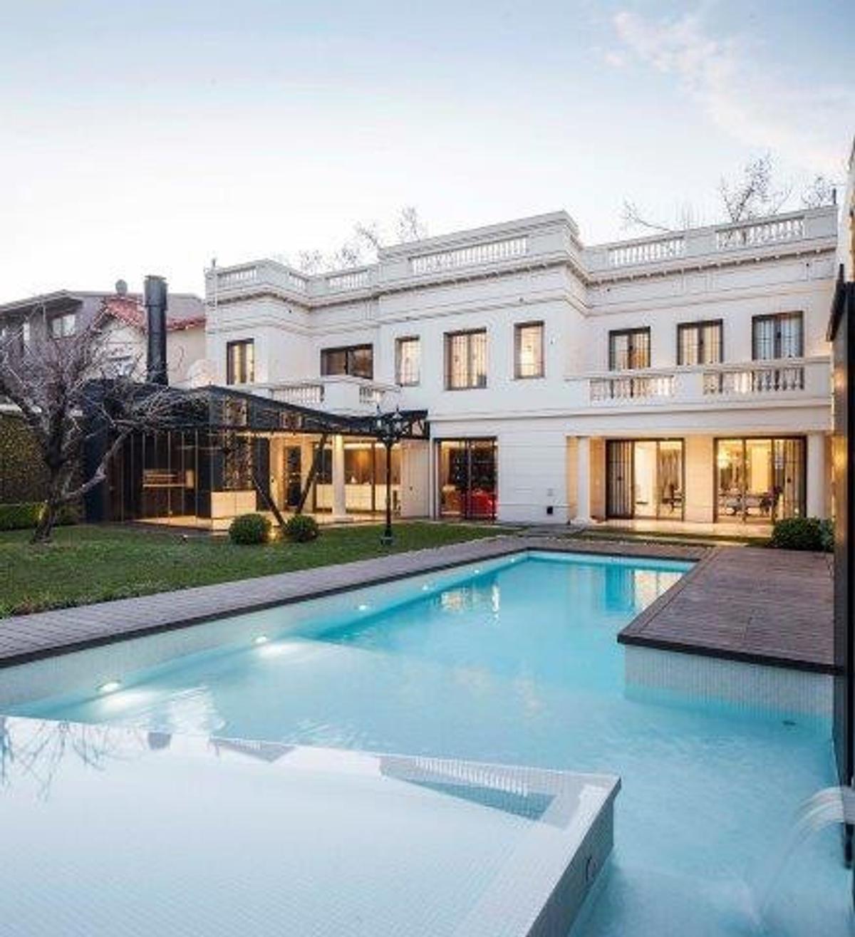 Casa moderna com piscina e jardim — projeto Casa PMorán, por Vanguarda Arquitectos, em CABA