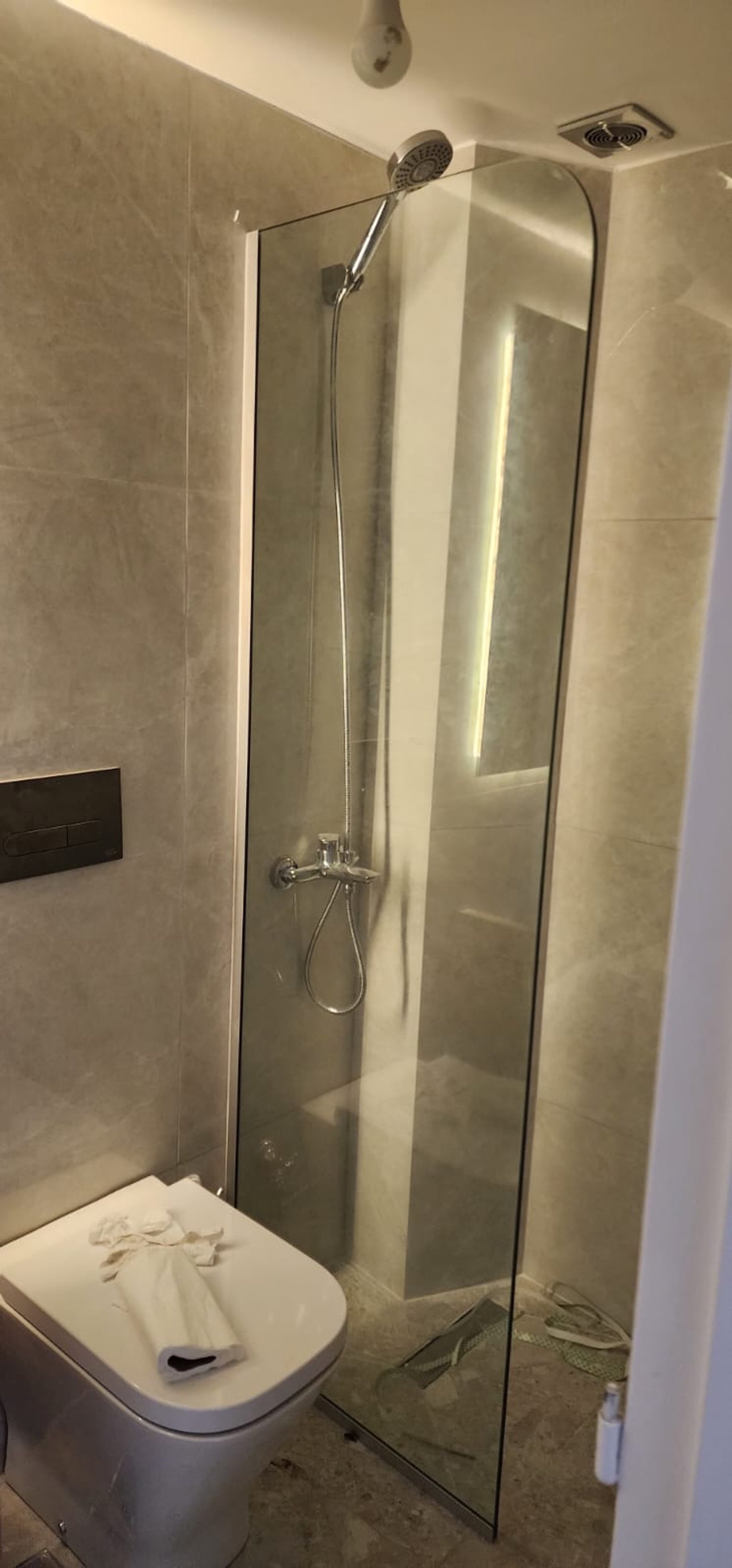 Baño moderno con paredes de mármol gris y ducha de cristal — proyecto Espejos bastidor aluminio,  desempañante y led slim, por Cristalcenter, en Av. Díaz Vélez 4859