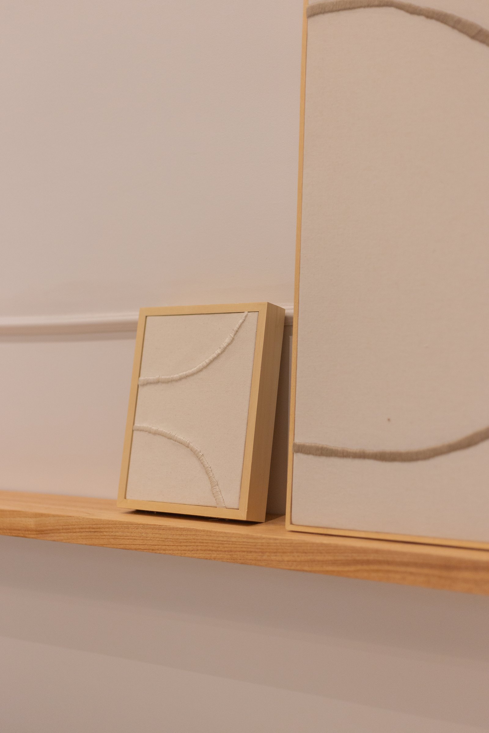 duas obras de arte abstratas texturizadas em prateleira de madeira — projeto Anchorena, por Martina Kleinert, em Palermo