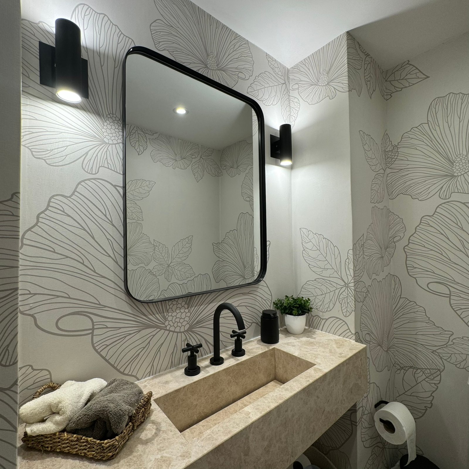 Baño moderno con papel floral y grifería negra — proyecto Las Heras, por MDBK Arquitectura, en Palermo
