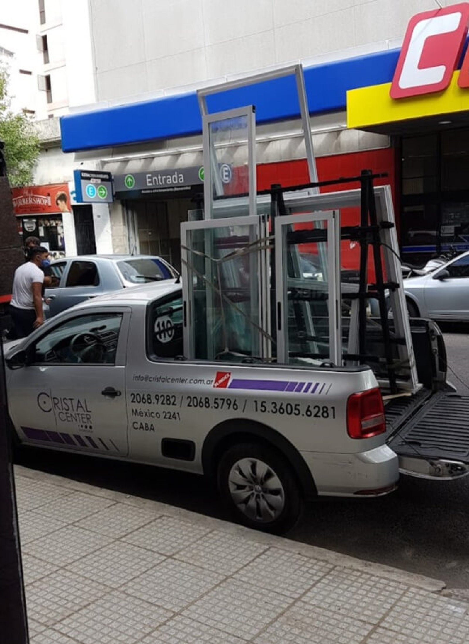 Camioneta con ventanas de cristal en la calle frente a un local — proyecto Mexico 2241 Capital Federal, por Cristalcenter, en Balvanera