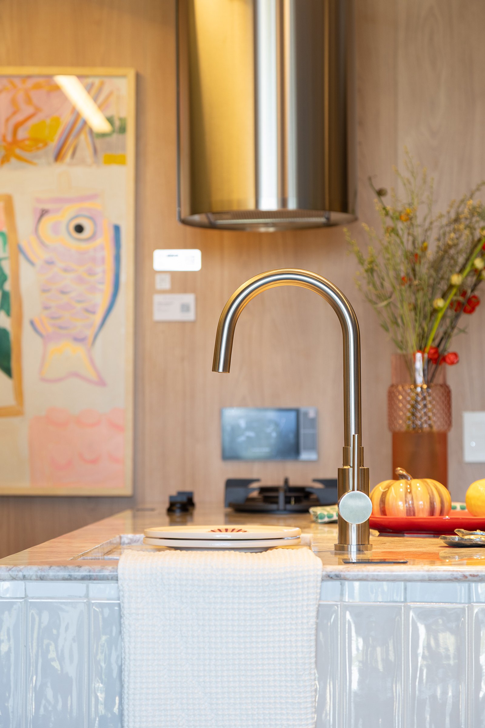 Cocina moderna con grifo alto y obra de arte colorida — proyecto Sara Plazibat, por Gaby Alfonso, en B1648 Tigre