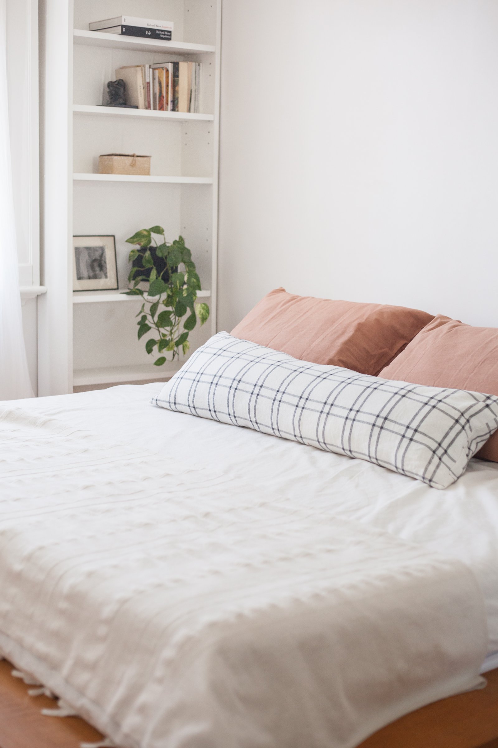 Dormitorio con cama blanca, estantería empotrada y planta interior — proyecto Quintana, por LACROZE DESIGN STUDIO, en Recoleta