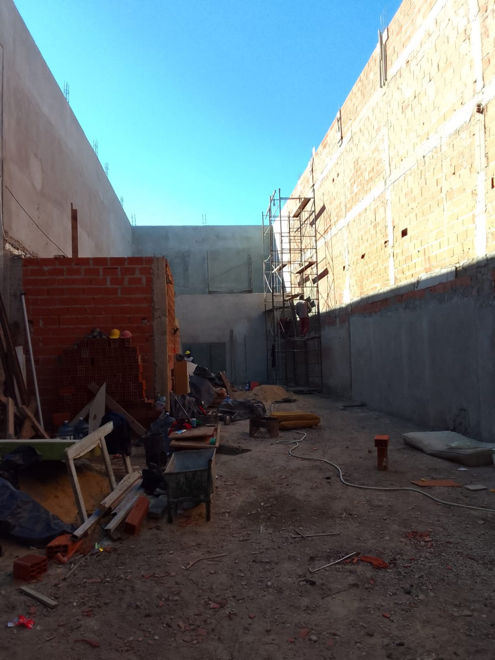 obra em construção com tijolos aparentes e andaimes — projeto Deposito en Avellaneda 2, por Arquitecto Guido Niccoli, em B1872 Sarandí