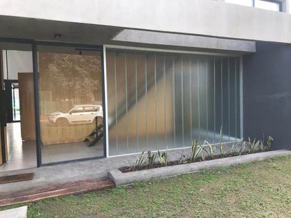 Fachada moderna con amplios ventanales de vidrio y garaje integrado — proyecto Profilit u glass, por Cristalcenter, en Buenos Aires