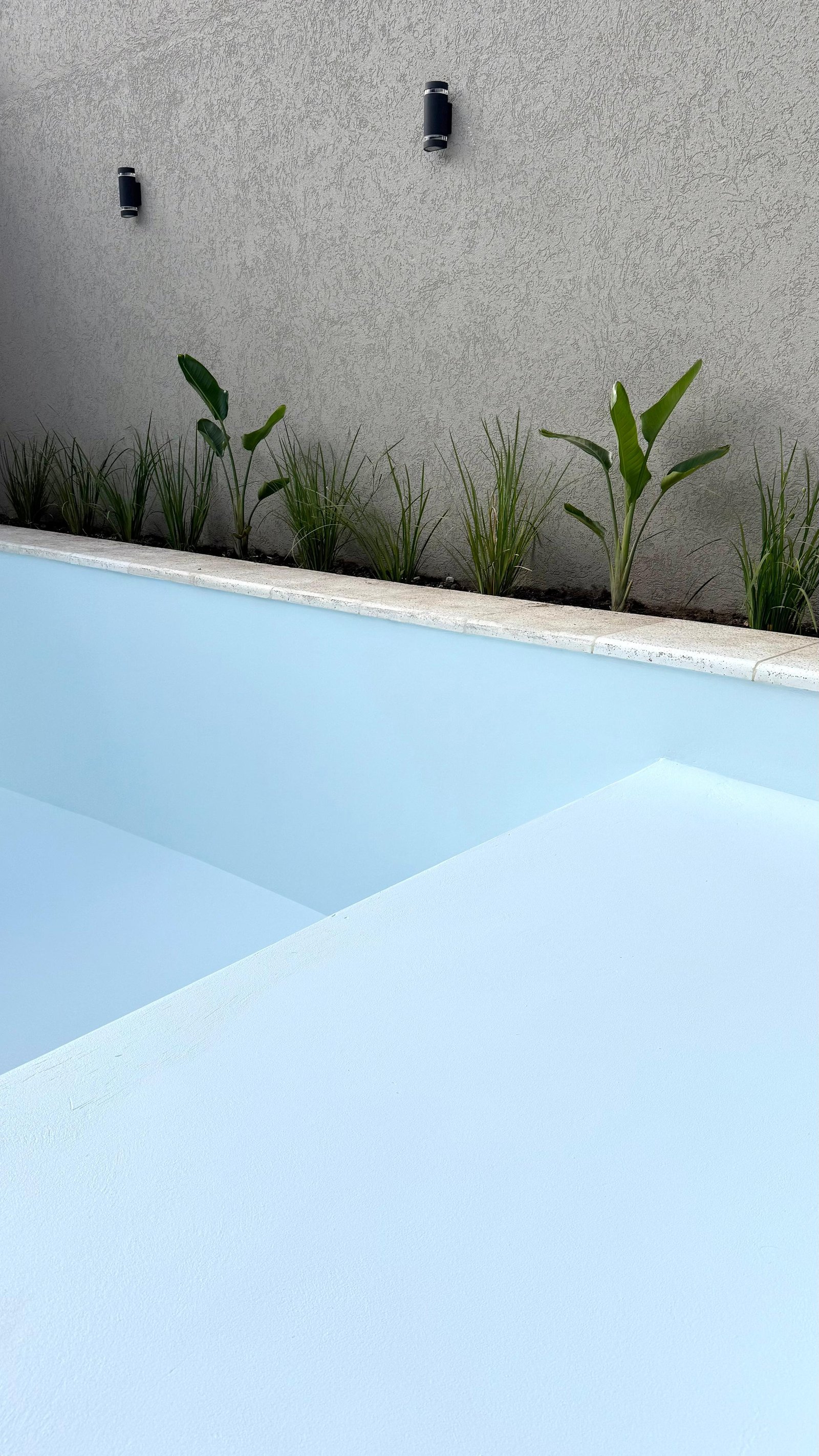 Piscina moderna minimalista con pared de concreto y luces empotradas — proyecto CASA 1567, por DIKKA Arquitecta , en B1828 Banfield