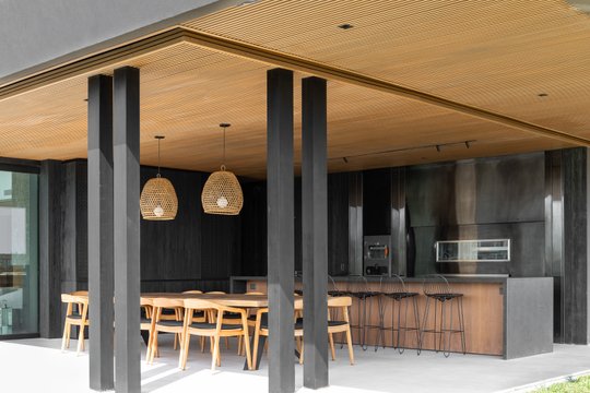 Quincho moderno con cocina integrada, columnas oscuras y techo de madera — proyecto Obra Casa Belair, por lifecycle, en B1648 Tigre