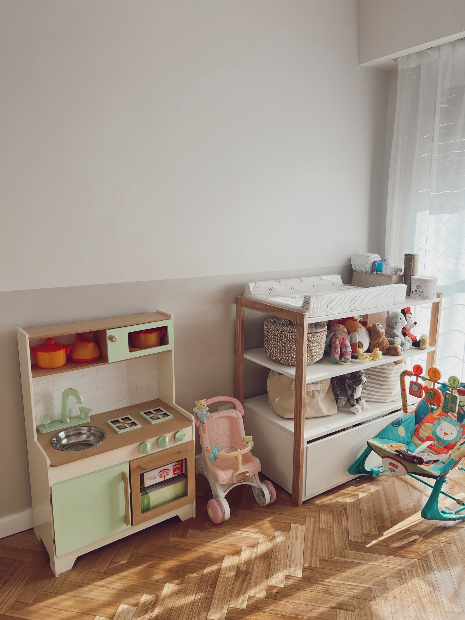 Cocina de juguete y estanterías para niños en habitación infantil — proyecto Juncal, por Equipe, en Buenos Aires