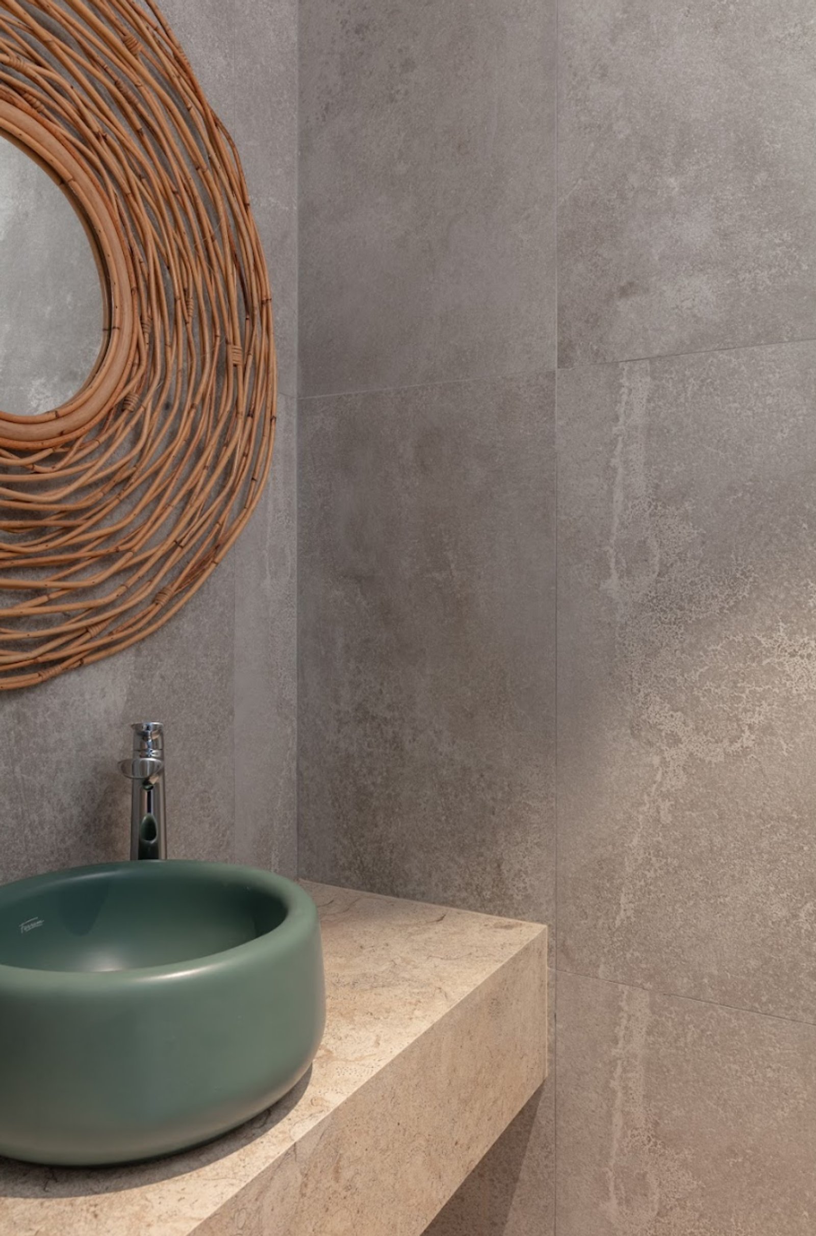 baño moderno con bacha verde y espejo de rattan — proyecto Wood Market, por San Lorenzo Design, en Cam. de los Remeros 1585