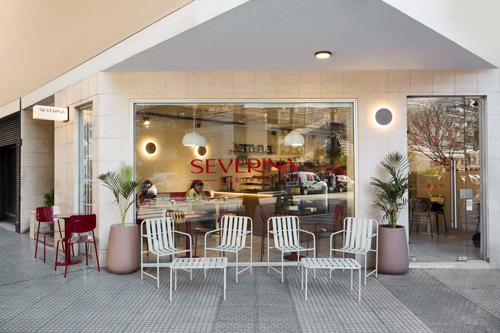 Fachada de cafeteria moderna com mesas ao ar livre — projeto Severina, por Estudio Plats, em Acoyte 1396