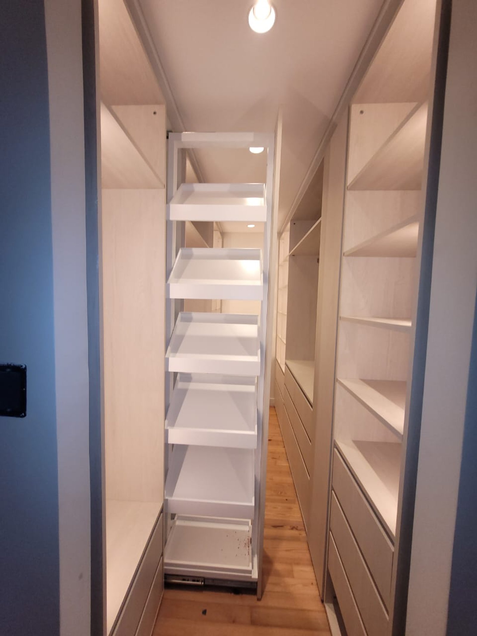 interior de vestidor moderno con estanterías blancas — proyecto Belgrano, por Licefe Carpentry SRL, en Belgrano