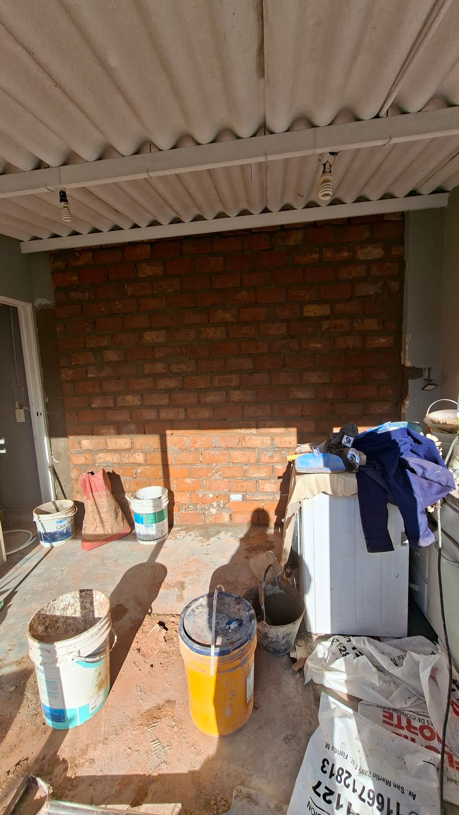 area de construcao com parede de tijolos — projeto AGR 1, por Arquitecta, em B1604 Florida Oeste
