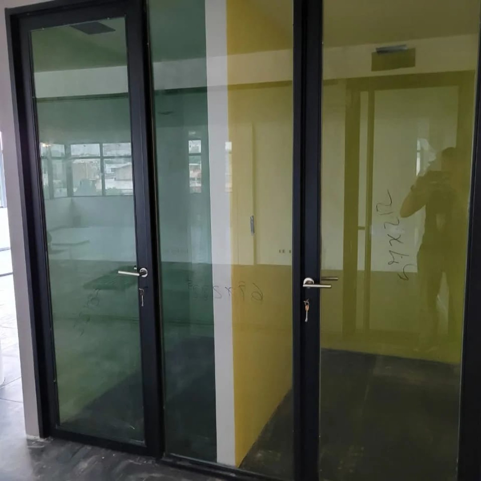 Puertas de vidrio de oficina modernas con paneles de colores — proyecto Cerramientos en Bindex 4+4, por Cristalcenter, en Parque Patricios