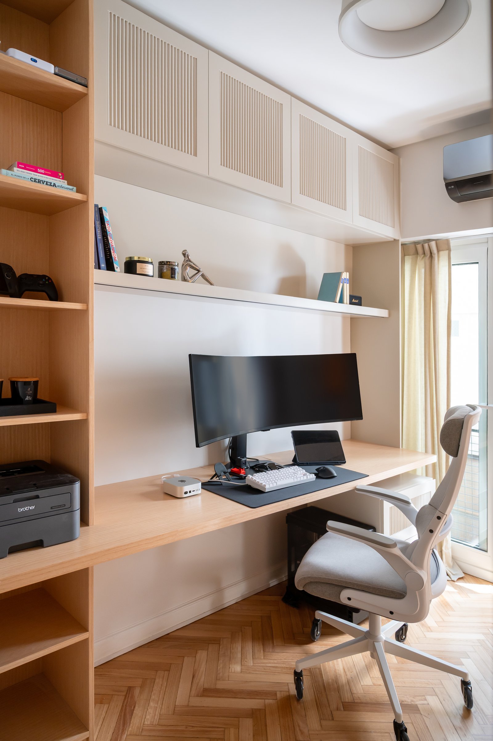 Oficina moderna con muebles empotrados y suelo de parqué — proyecto ALVEAR TYM, por AB ARQUITECTURA, en Recoleta