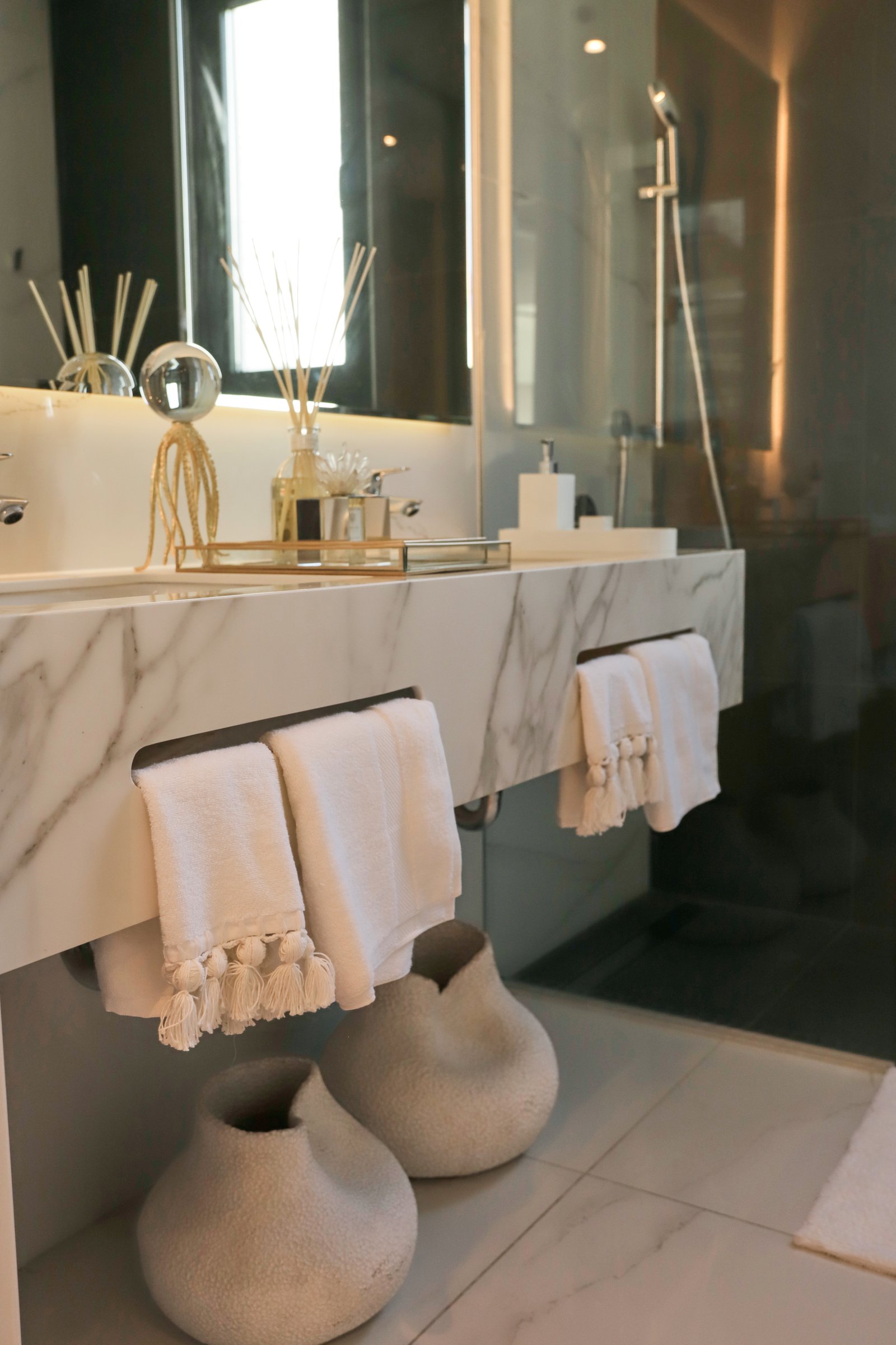 Baño moderno con mesada de mármol, lavabos y grifería cromada — proyecto OBRA TORRES LINK, por MARCELO MAZZA, en Puerto Madero