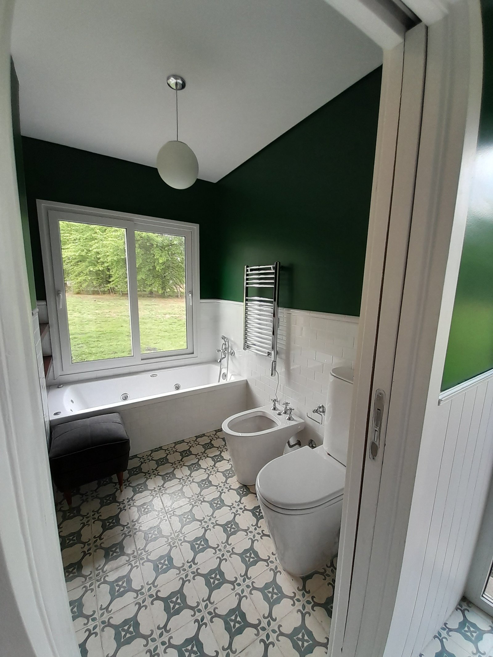 Baño moderno con bañera jacuzi y suelo de baldosas geométricas — proyecto Casa de Campo, por Estudio Fernandez Long & asoc., en San Andres de Giles