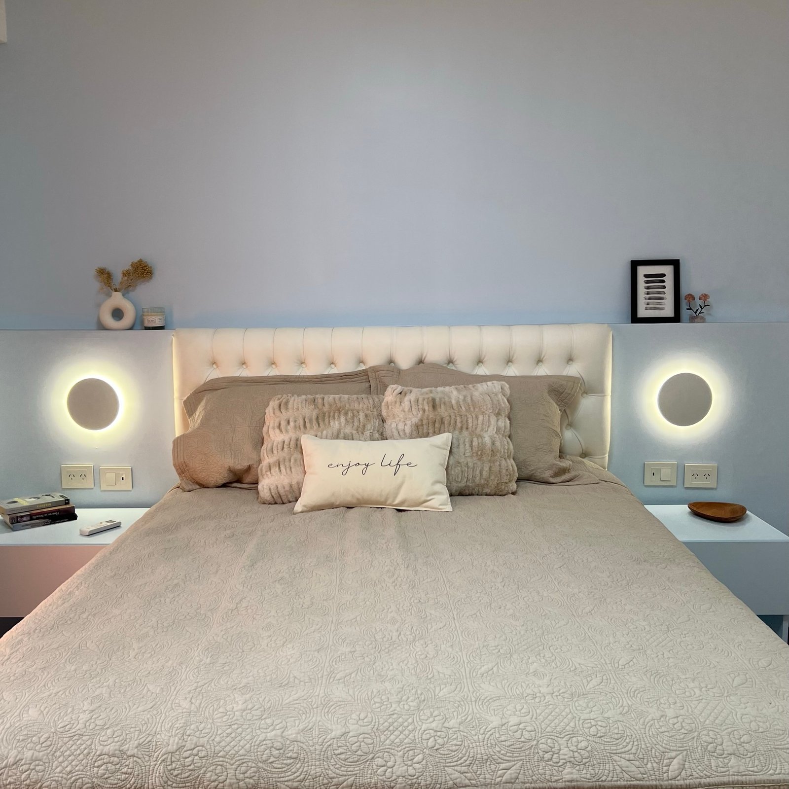 Dormitorio moderno minimalista con luces circulares y cama beige — proyecto Perón , por MDBK Arquitectura, en Barrio Norte