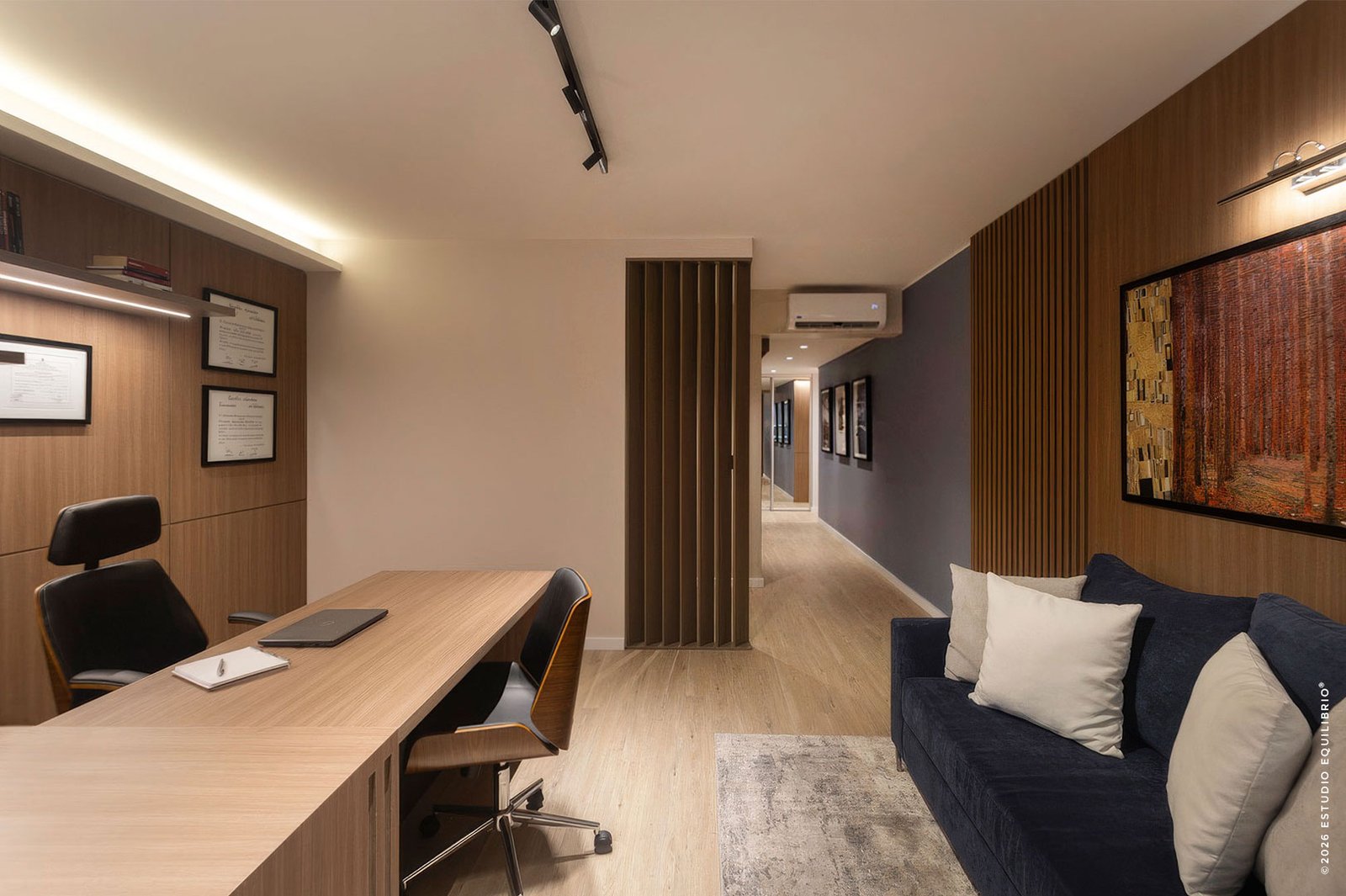 Escritório moderno com painéis de madeira e mesa — projeto Proyecto Zapiola, por Estudio Equilibrio, em Belgrano