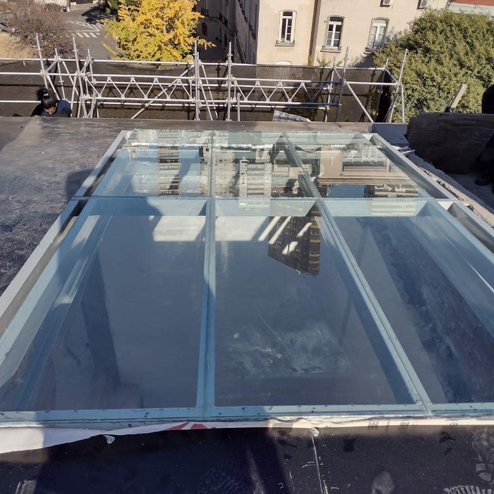 obra moderna com grande claraboia de vidro e andaimes — projeto Techo laminado Blindex 5+5 incoloro, por Cristalcenter, em Palermo Chico