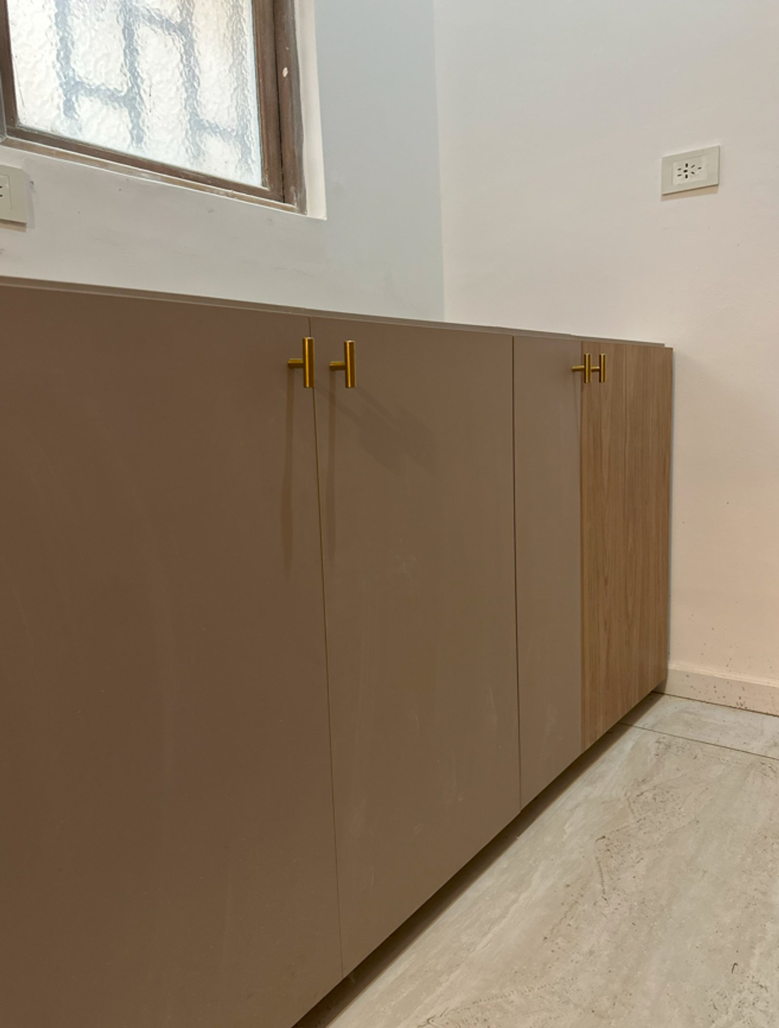 muebles bajos de madera claros con manijas doradas — proyecto Proyecto B, por D'Agostina , en Palermo