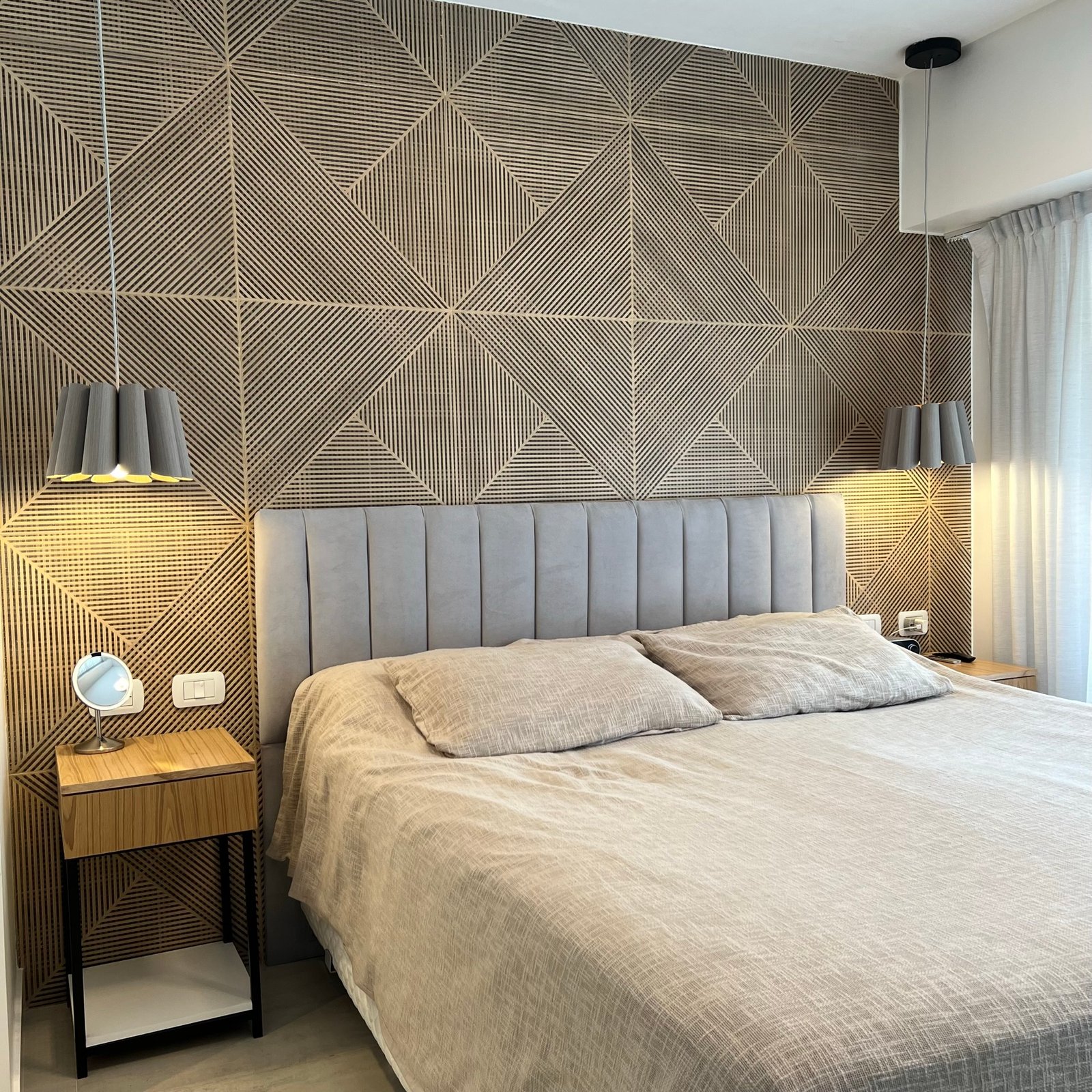Dormitorio moderno con pared de lamas de madera geométricas — proyecto Basualdo II, por MDBK Arquitectura, en Liniers