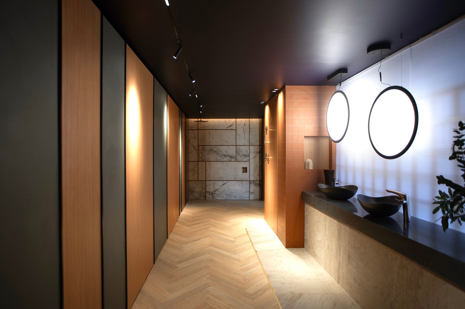 Pasillo comercial moderno con revestimiento de madera y luces circulares — proyecto Casa Foa Madero Harbour, por Vite Porcellanato, en Buenos Aires