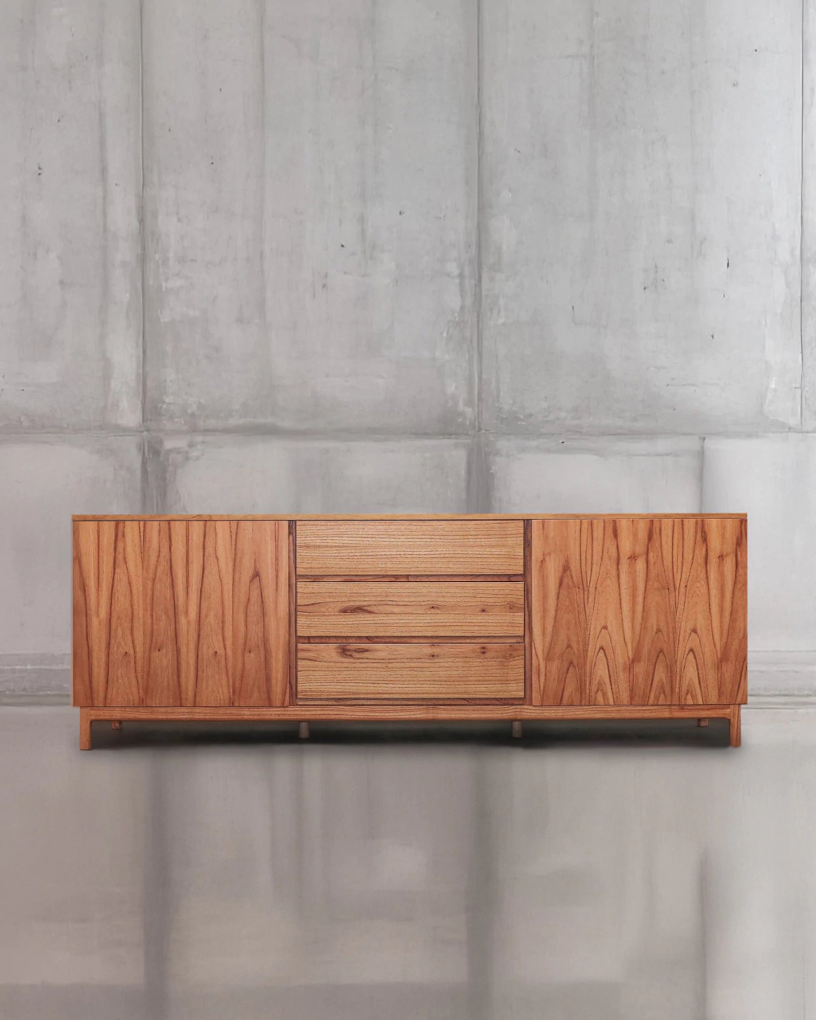 Credenza de madera natural con diseño de listones y cajones — proyecto Comedor, por BLVD Furniture