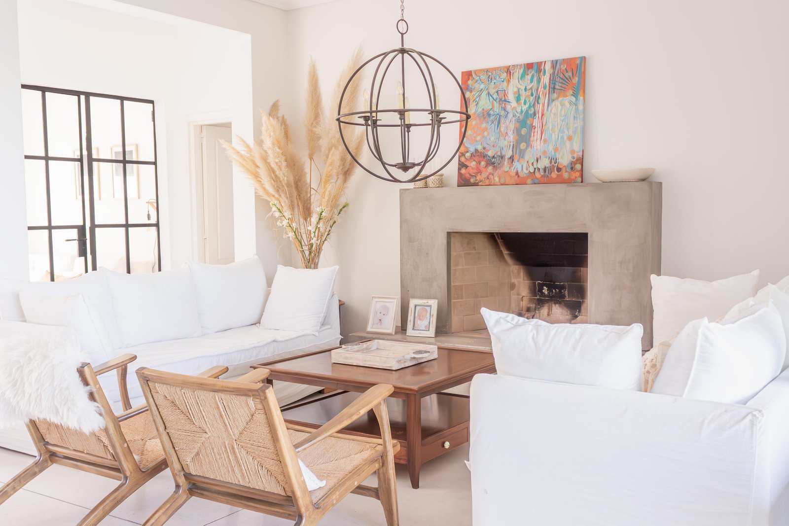 Sala de estar boho-escandinava com lareira e muita luz — projeto San Gabriel I, por Catalina Fitero Fotografìa, em Blvd. de Todos los Santos 4500