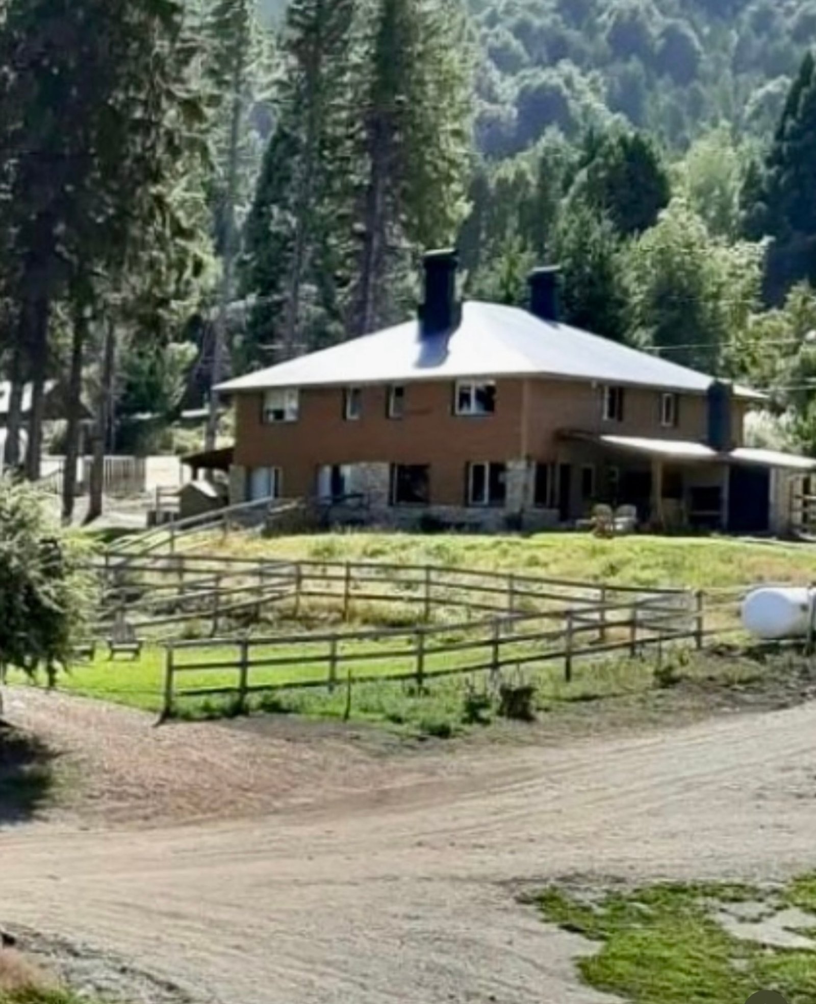 Casa rústica de campo rodeada de bosque y montañas con vallas de madera — proyecto La Pampita, por Arquitecta Grace Overgaard, en Lago Gutiérrez