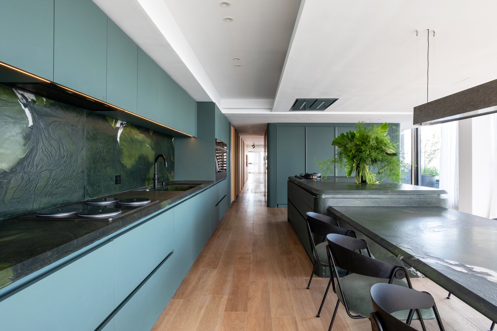Cozinha moderna com ilha de pedra verde e armários verde-água — projeto Vidal, por Estudio Losa, em Belgrano